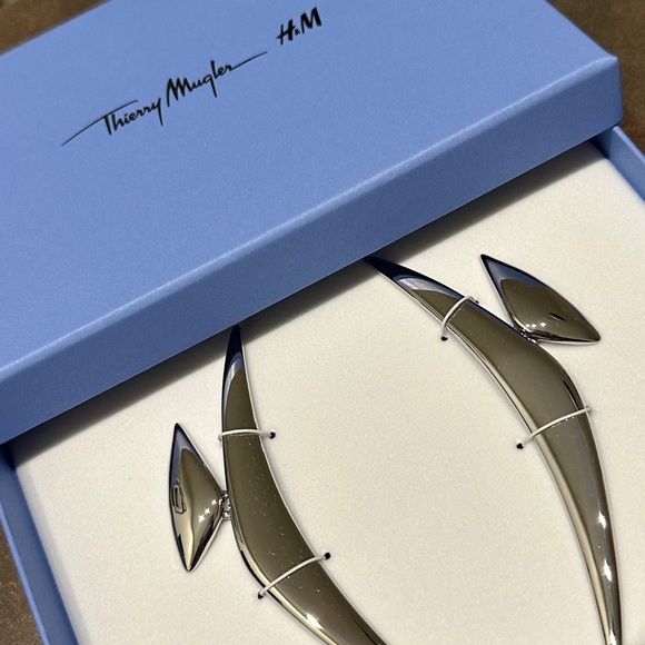 Thierry Mugler x H&M Boomerang Earrings - Picture 3 of 3